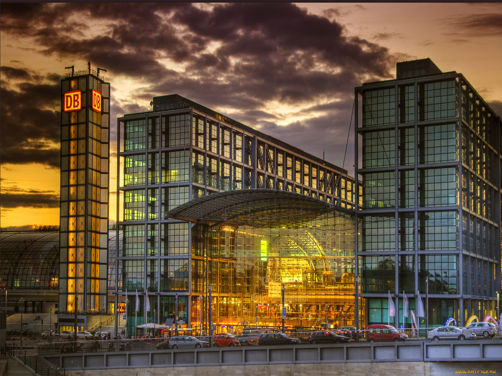 Берлин центральный. Berlin Hauptbahnhof вокзал здание. Берлин Центральный город. Центр Берлина набережная.